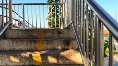 Şehirde merdiveni olan güneş ışığı