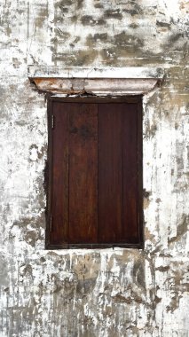 Eski pencereli eski ahşap kapı, boşluğu kopyala