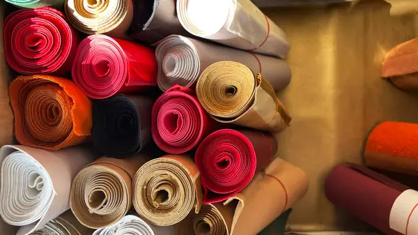Renkli kumaş ruloları, tekstil, arkaplan ve doku.