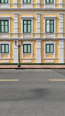 Bangkok 'ta eski bir bina. Mimarisi olan boş bir sokak.