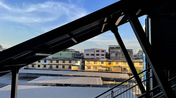 Mimarisi olan güneş ışığı, boş merdiven, kopyalama alanı