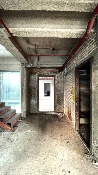 Terk edilmiş bina, inşaat işçisi 