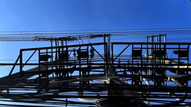 yüksek voltajlı elektrik hatları ve mavi gökyüzü