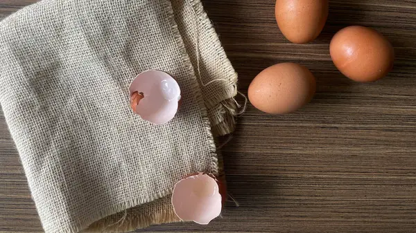 Yumurtalar mutfakta, kahverengi arka planda.