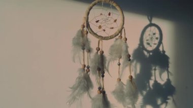 Beyaz bir arka planda Dreamcatcher.