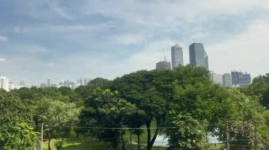 Gökyüzü treni parkın manzarası sabah