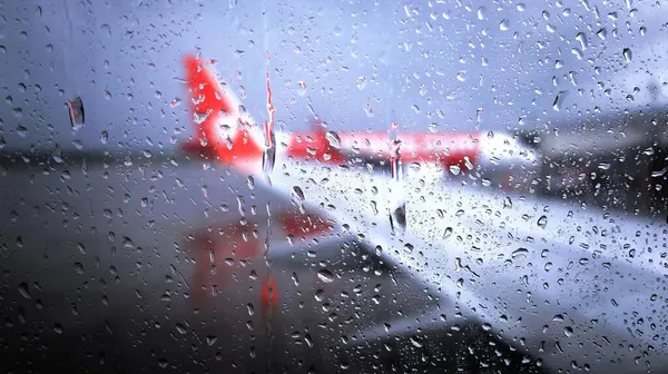 Yağmur Günü Terminalli Uçak Pencere Görünümü 