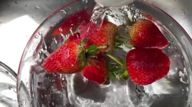 Masada taze çilekler var.