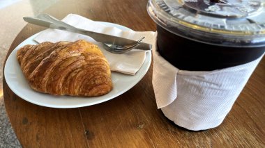 Kahve ve çikolatalı kruvasan.