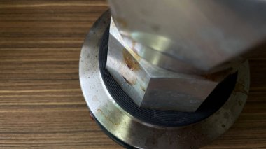 Ahşap bir masada kahve öğütücü ve kahve çekirdekleri