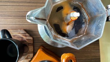 Bir fincan kahve iç.