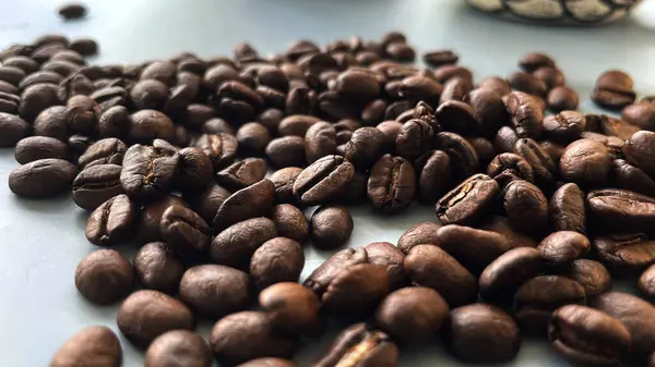 Kavrulmuş kahve çekirdekleri ve kavrulmuş kahve çekirdekleri.