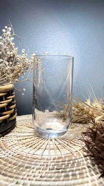 tablo üzerinde süt.