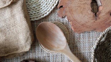 Ahşap mutfak masasında doğa dostu ahşap mutfak aletleri. sıfır atık kavramı.