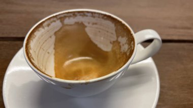 Masada bir fincan kapuçino.