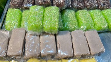 Siyah tabakta çikolata şekeri