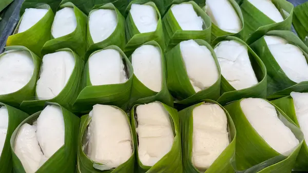 Taze hindistan cevizi sütü yakın.