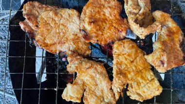 Tabakta ızgarada kızartılmış domuz eti.