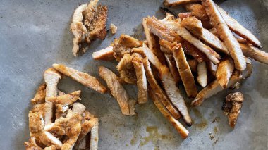 Tabakta ızgarada kızartılmış domuz eti.