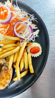 Tavuk bifteği, salata ve sokak yemeği manzarasını kapatın.