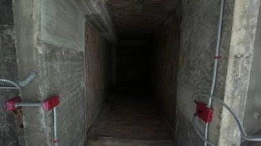 Şehirdeki terk edilmiş eski bina.