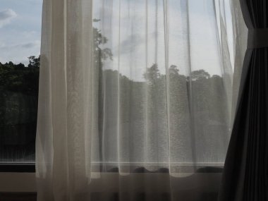 Perdeleri ve perdesi olan pencere