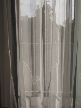 Otelin balkonunda beyaz perde.