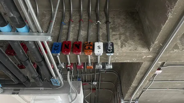 Modern bir binanın içinde.