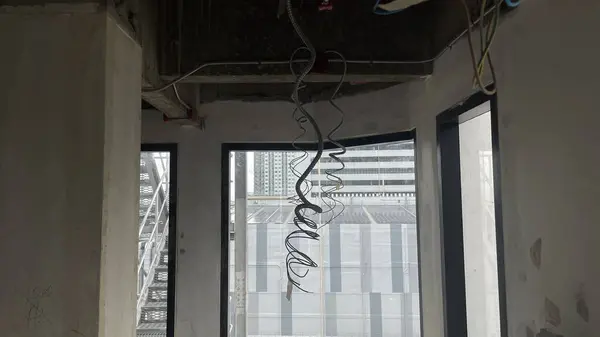 Modern bir binanın içinde.