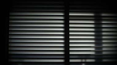 Karanlık bir odanın penceresi