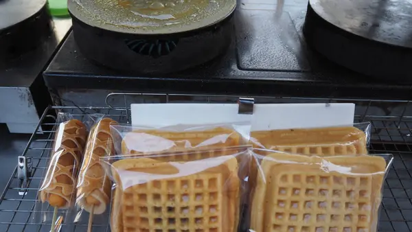 Tereyağı ve reçelli waffle.