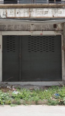 Şehirdeki terk edilmiş eski bina.