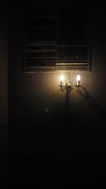 Gecenin bir yarısı duvardaki lamba