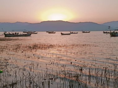Dağların, gölün, bulutların ve arka planların HD fotoğrafını indir, Tarbela Jheel Gölü Haripur