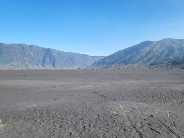 Arka planda Batok Dağı olan kum denizi Bromo Tengger Semeru Ulusal Parkı, Doğu Java, Endonezya.