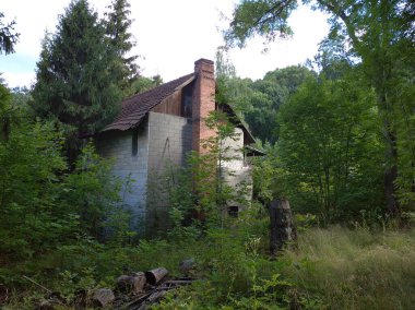 Terk edilmiş, bitmemiş bir ev. Terk edilmiş inşaat alanı