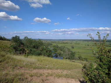 Manzara. Tepeler, dağlar, nehir, doğa. Ağaçlar, ufuk, gökyüzü. İyi bir gün..
