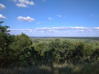 Manzara. Tepeler, dağlar, nehir, doğa. Ağaçlar, ufuk, gökyüzü. İyi bir gün..
