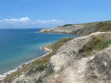 Deniz kıyısında. Kıyıdan denize, Feodosia şehrine, Kırım 'a bak..