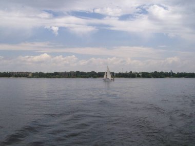 Bir yelkenli Zaporozhye 'deki Dinyeper Nehri' nden geçiyor..