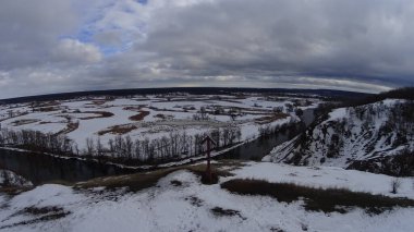Dağın zirvesinde kış. Karlı zirve. Yukarı bakan ok.