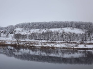Dağlarda kış manzarası. Karlı yamaçlar.