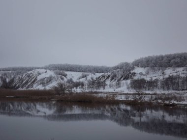 Dağlarda kış manzarası. Karlı yamaçlar.