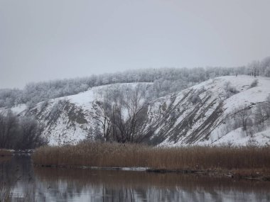 Dağlarda kış manzarası. Karlı yamaçlar.