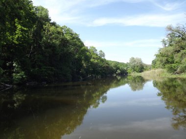 Nehir boyunca yürüyelim. Peyzaj fotoğrafçılığı.