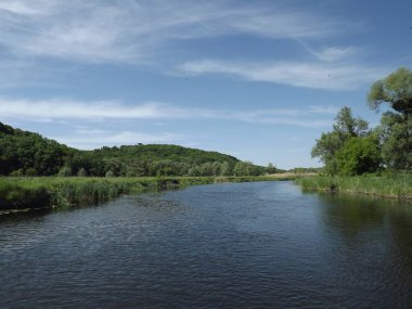 Nehir boyunca yürüyelim. Peyzaj fotoğrafçılığı.