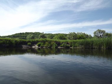 Nehir boyunca yürüyelim. Peyzaj fotoğrafçılığı.
