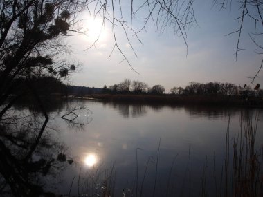 Nehir kıyısında akşam. Kış