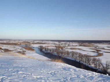 Dağlarda kış manzarası. Karlı yamaçlar.