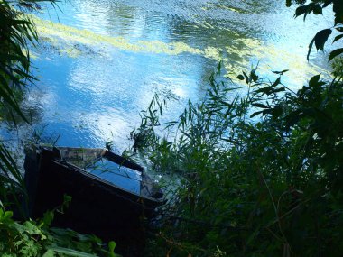 Nehir kıyısındaki ahşap tekne. Balıkçılık